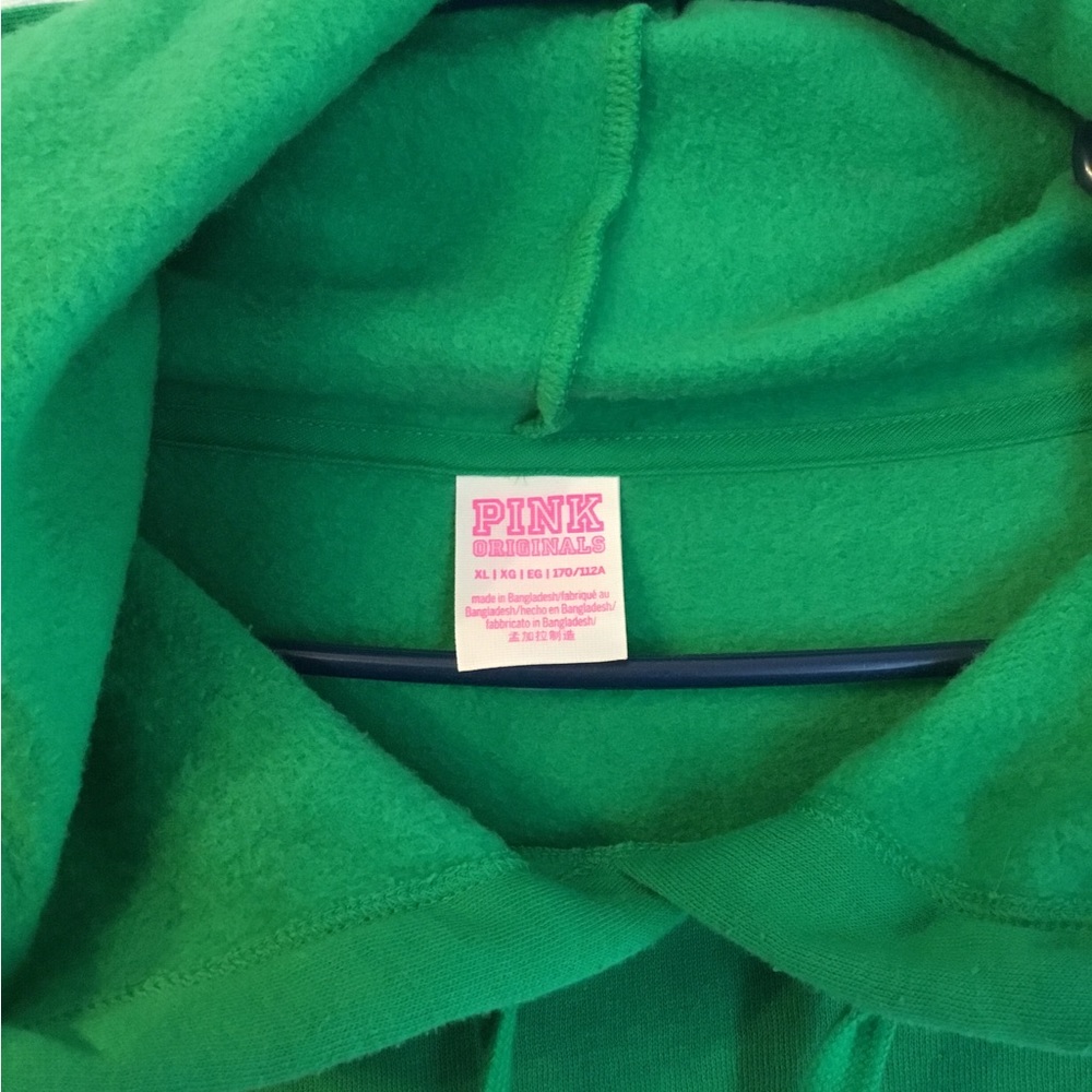 Girls hoody w/ side pockets.